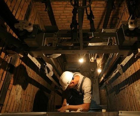 Лифт с пятью пассажирами рухнул на северо-западе Москвы