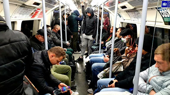 Лондонское метро оказалось переполненным после того, как Борис Джонсон разрешил людям вернуться на работу