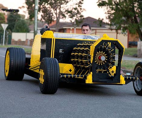 Любитель Lego собрал машину из конструктора