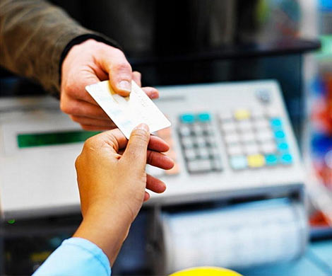 Малоимущим россиянам могут выдать продуктовые карточки