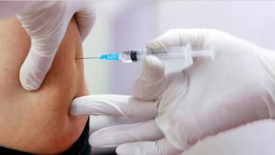 Медперсонал больниц Нью-Йорка отказывается от вакцинации, что может привести к массовым увольнениям