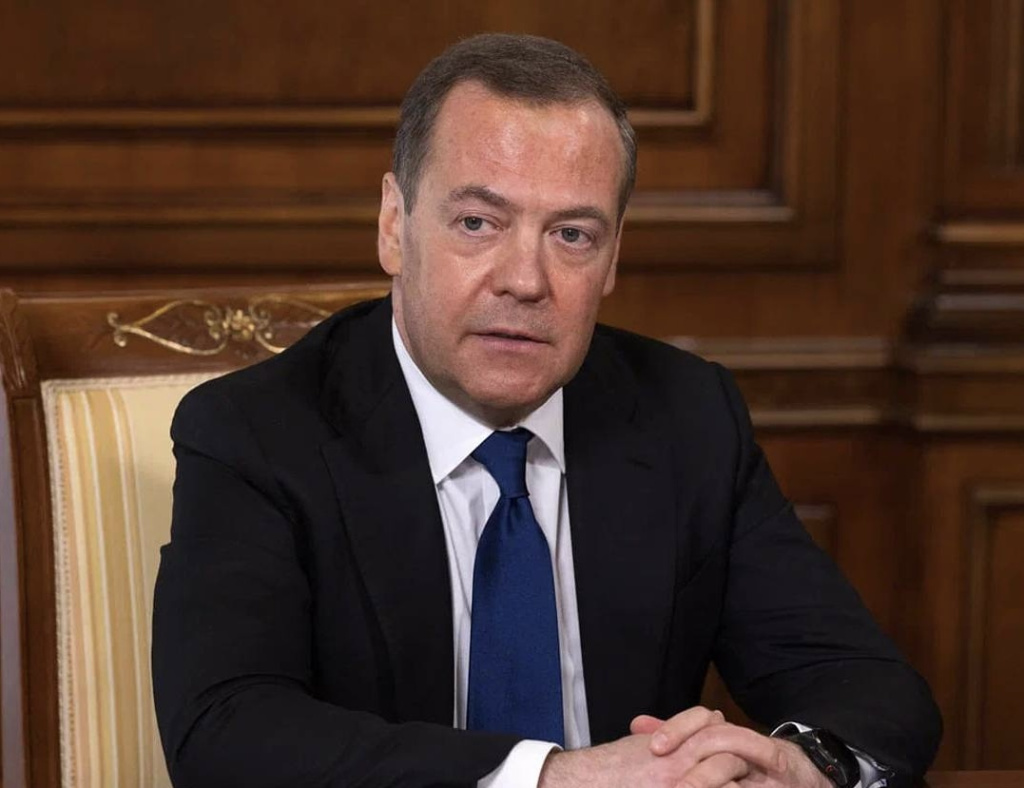 Медведев: на россиян в Европе «объявлена охота»