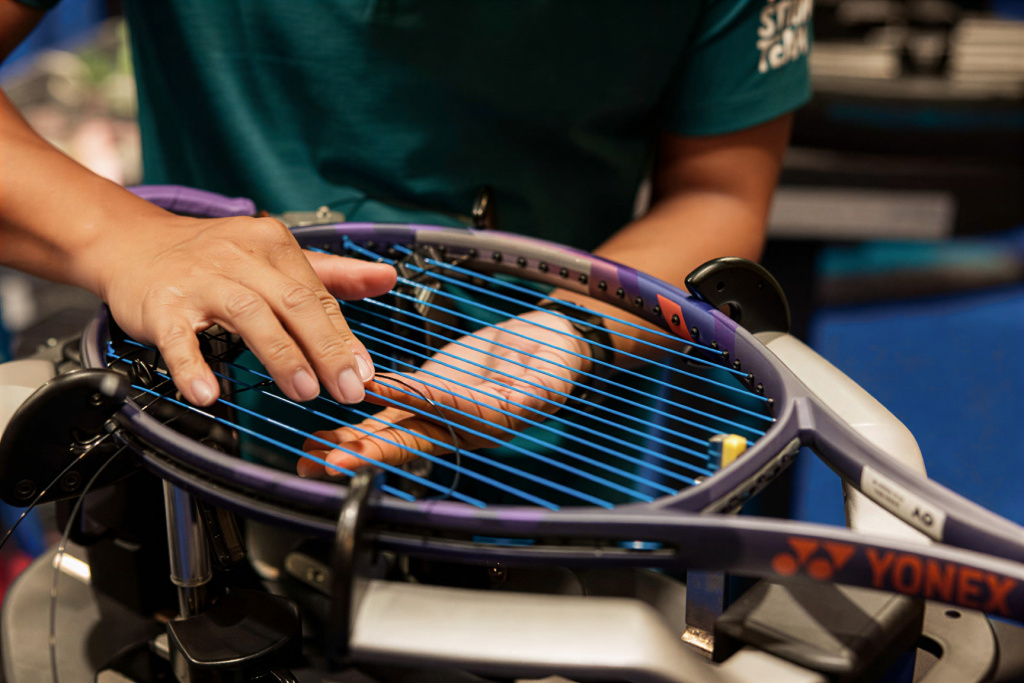 Между ударом и контролем. Почему стрингеры - ключевые фигуры в теннисе. 