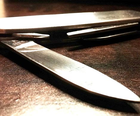 Мигрант из Узбекистана изрезал двух знакомых в Подмосковье