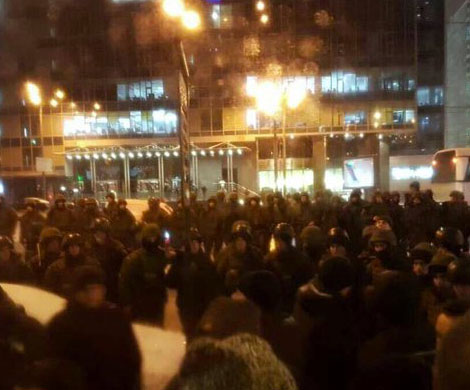 Митингующие в Киеве сломали пальцы женщине-полицейскому‍