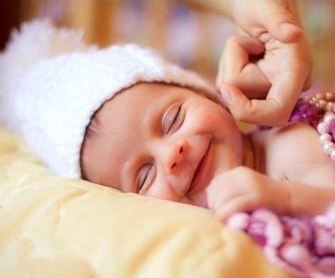 Младенцы умеют манипулировать родителями при помощи улыбки