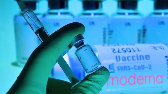 Moderna собирается предложить свою вакцину сотрудникам, подрядчикам и совету директоров