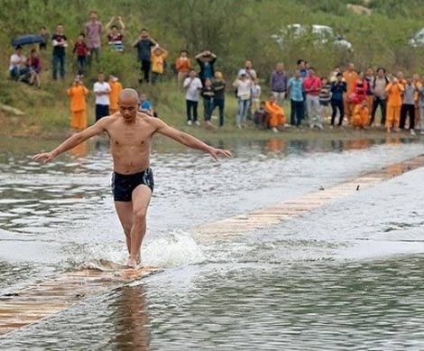 Монах пробежал по воде 125 метров и побил собственный рекорд