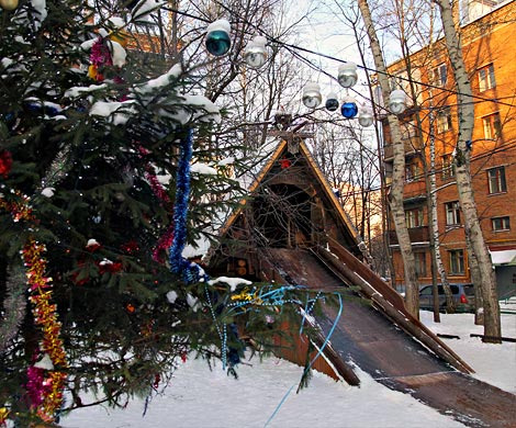 Москва: по детской площадке прошелся бульдозер