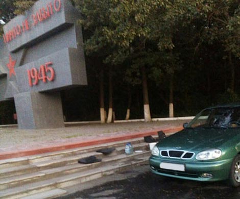 Мужчина помыл автомобиль на братской могиле в Белгородской области