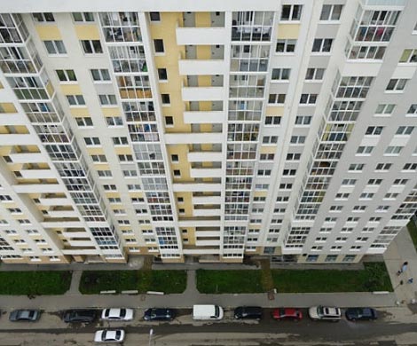 Мужчина в женском халате выпал из окна на Бутлерова‍