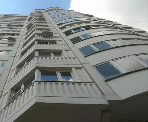 Мужчина выпал из окна жилого здания на юге столицы