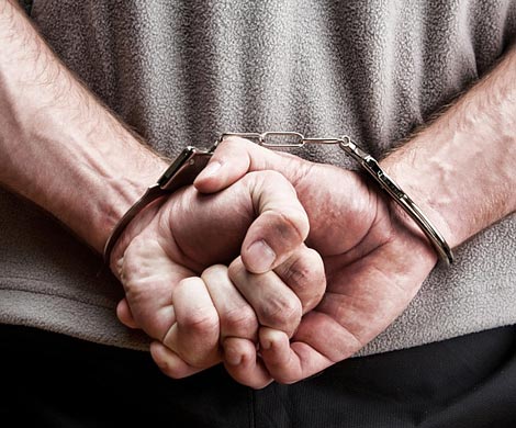 Мужчина зверски изнасиловал женщину, угрожая убийством ее ребенка