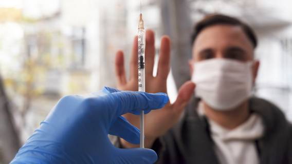 Мэр Нью-Йорка отменил требование об обязательной вакцинации городских служащих