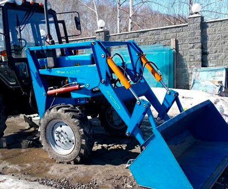 На Алтае фермер травмировал знакомого ковшом трактора