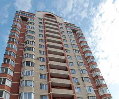 На Алтае неадекватная женщина выкинула 2-летнюю дочь из окна