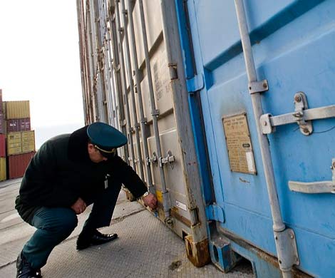 На Дальнем Востоке таможня пресекла попытку ввоза 100 тонн сосисок и курятины из США