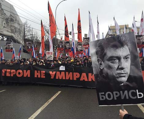 Память Немцова почтили шествием