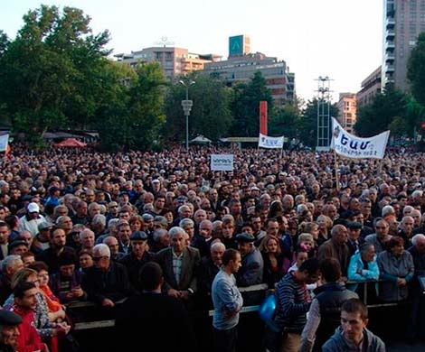 На митинге в Ереване 20 тысяч человек потребовали отставки властей