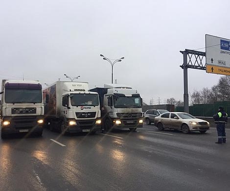 На МКАД частично перекрыто движение из-за ДТП с тремя грузовиками