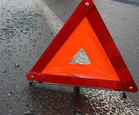На МКАД самосвал перевернулся, снес заправку и придавил Газель