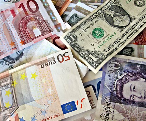 На ММВБ доллар и евро установили минимумы года