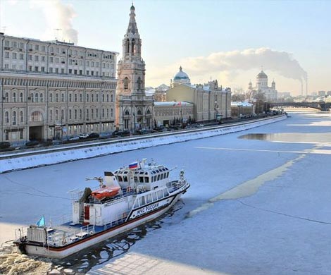 На Москве-реке в 40 метрах от берега частично затонул теплоход