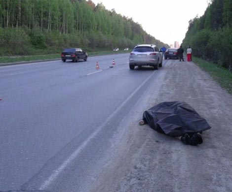 На подъезде к Екатеринбургу водитель Infiniti насмерть сбил пешехода