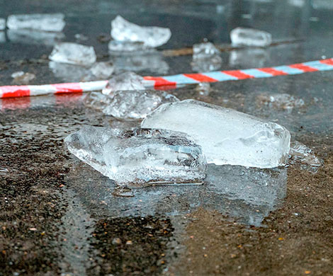 На Сахалине снежная глыба упала с крыши и убила пенсионера