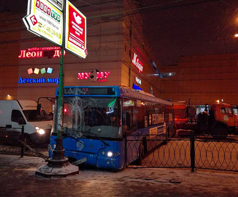 На севере Москвы автобус снёс ограждение и врезался в столб