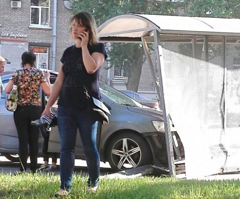На севере Петербурга автомобиль влетел в остановку
