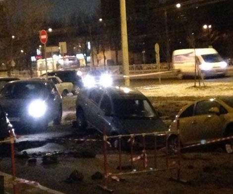 На Софийской улице машины провалились под асфальт из-за прорыва трубы‍
