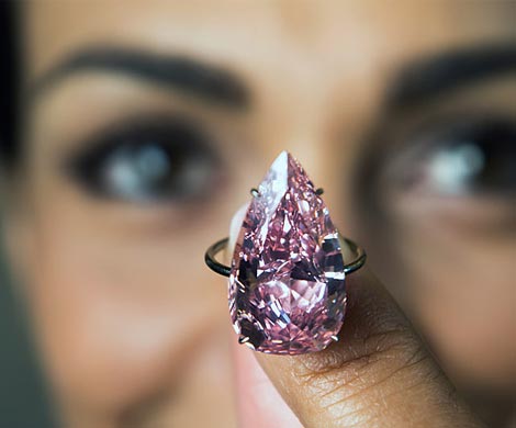 На Sotheby’s продали крупнейший розовый бриллиант за $31,5 млн
