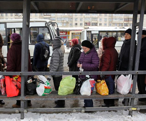 На улице Кораблестроителей автобус врезался в остановку‍