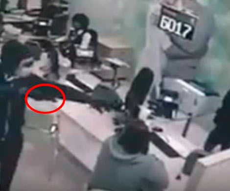 На видео попало вооруженное ограбление Сбербанка в Ростовской области