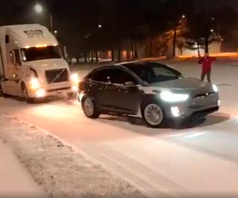 На видео сняли, как Tesla Model X буксирует по снегу 43-тонную фуру