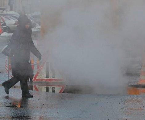 На востоке Москвы мужчина сварился, упав в яму с кипятком