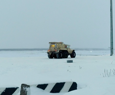 На Ямале вместо вездехода через Обь курсирует трэкол