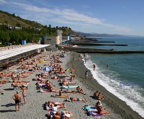 На элитном пляже в Крыму туристы купались в фекалиях