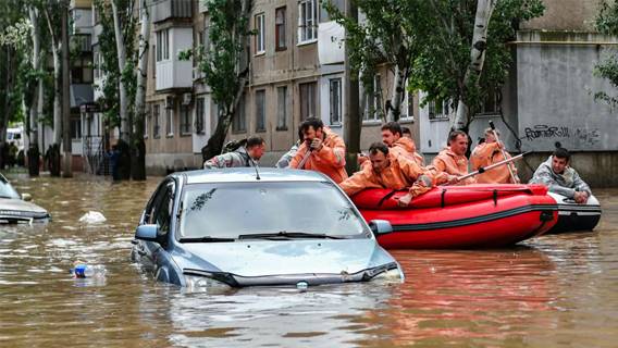 На юге - стихия, а в центре России - жара