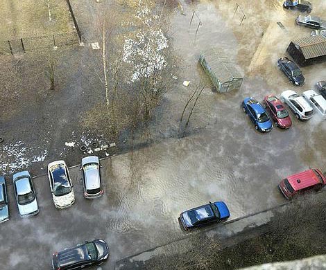 На юго-востоке Москвы из-за прорыва трубы затопило дорогу