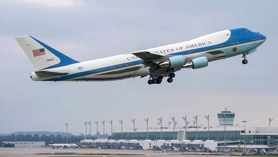 На заводе Boeing чуть не повредили борт президента США