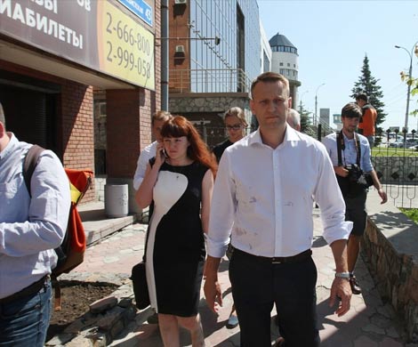 Навального забросали яйцами в Новосибирске