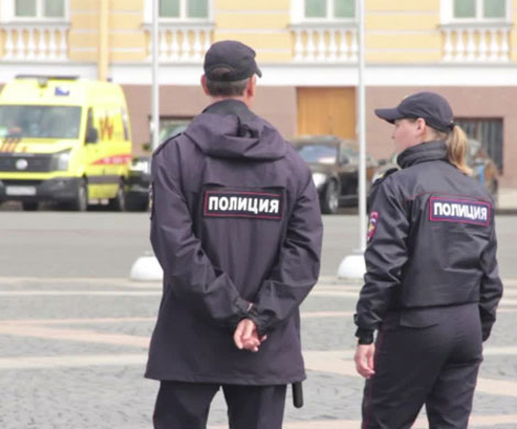 Неадекватный наркоман напал на мужчину с ребенком на улице‍