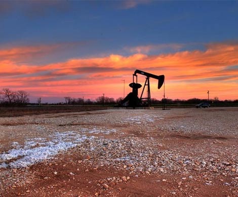 Нефть дешевеет из-за ее переизбытка на рынке