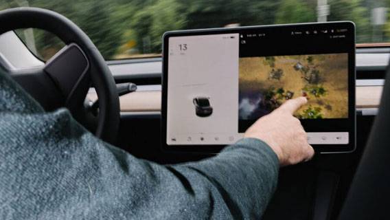 Новая проблема безопасности в машинах Tesla: водители могут играть в видеоигры на ходу