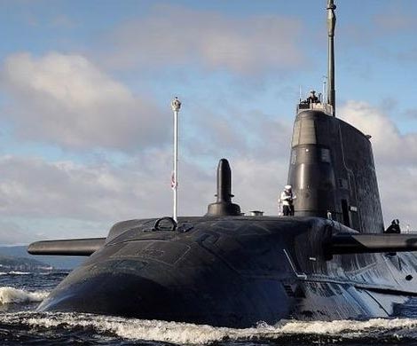 Британская подлодка врезалась в торговое судно