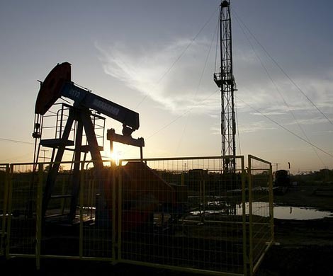 Новость о заморозке уровня добычи нефти привела к падению цены на нее