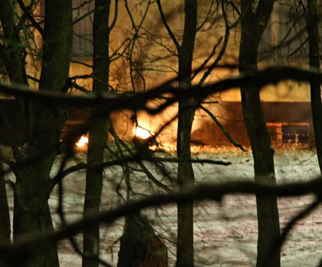 Очевидцы: Спасатели выкинули горящий диван в окно в Петербурге‍