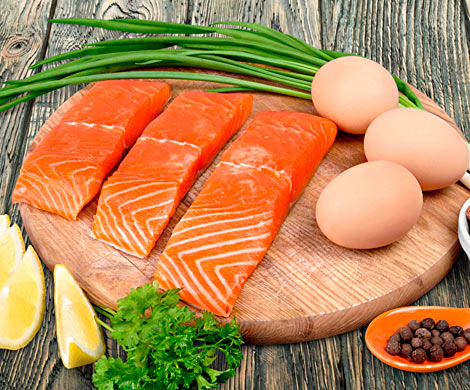 Одним из ключевых продуктов питания в рационе ребенка должны быть яйца и рыба